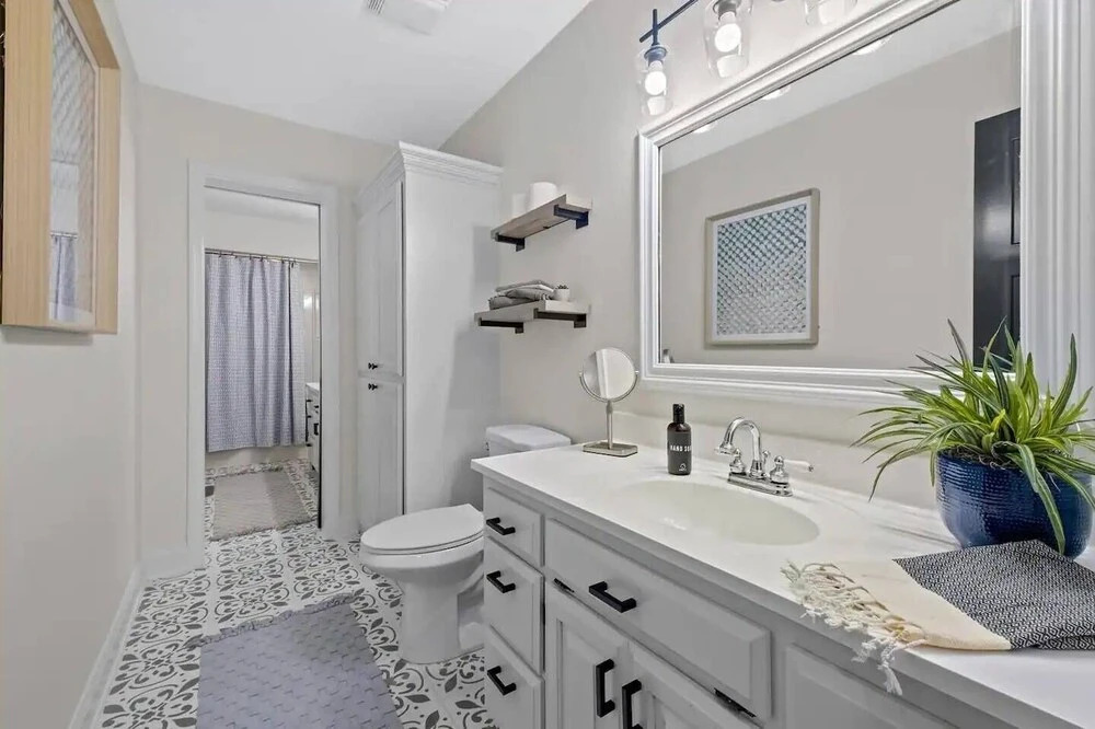Tunnel Vision Trail Home -8 Min From Lake Windsor! 4 Bedroom Home by Redawning