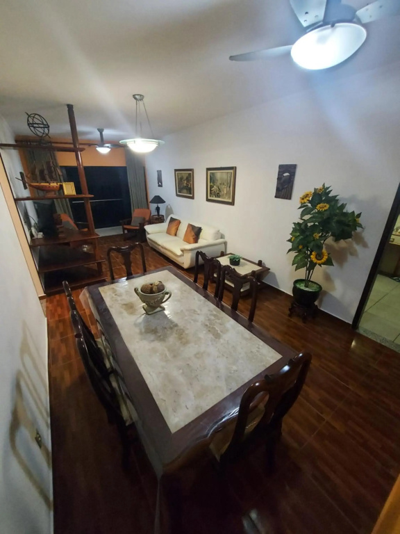 Apto 04 qtos, aconchegante, localizado em prédio frente Praia do Forte