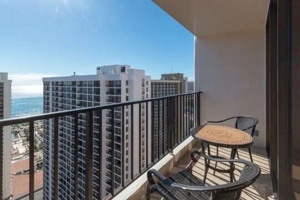 37th Floor Condo with Sweeping Ocean Views & Free parking!