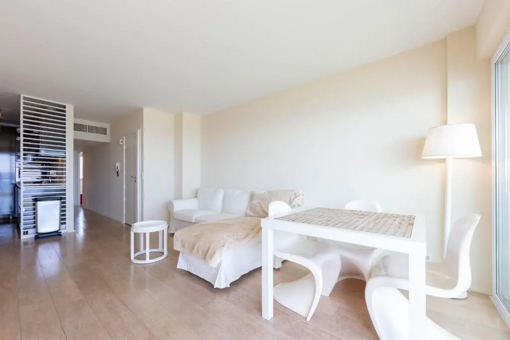 Appartement 70 m2 face à la mer, dernier étage, au bord des plages