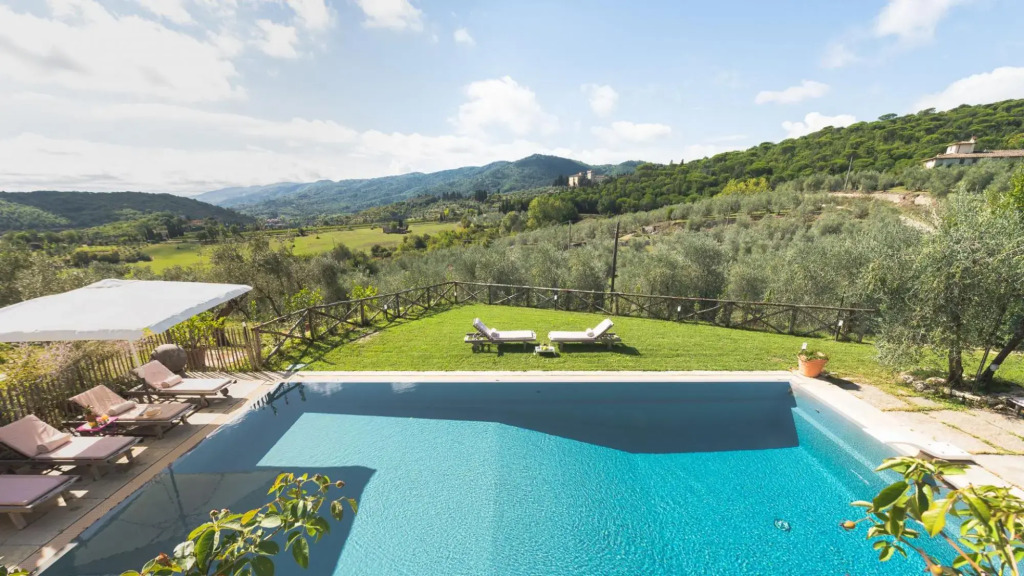 Villa just 14 km to Florence, 8 bedrooms. Private garden, pool heated and Wi-Fi!-La Leopoldina