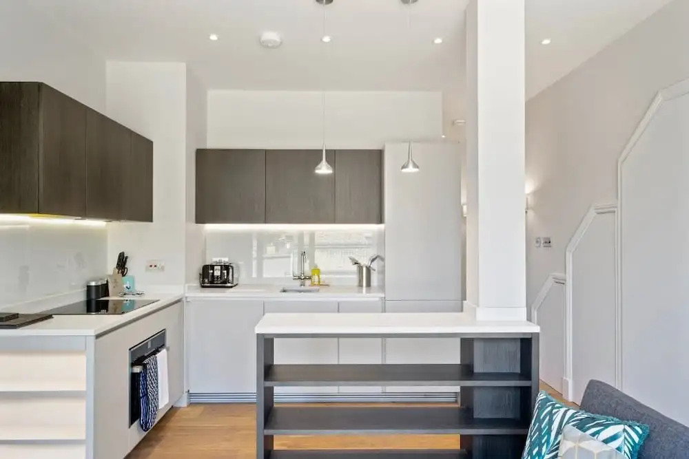 Designer 1-bed Flat W/juliet Balcony nr Wimbledon