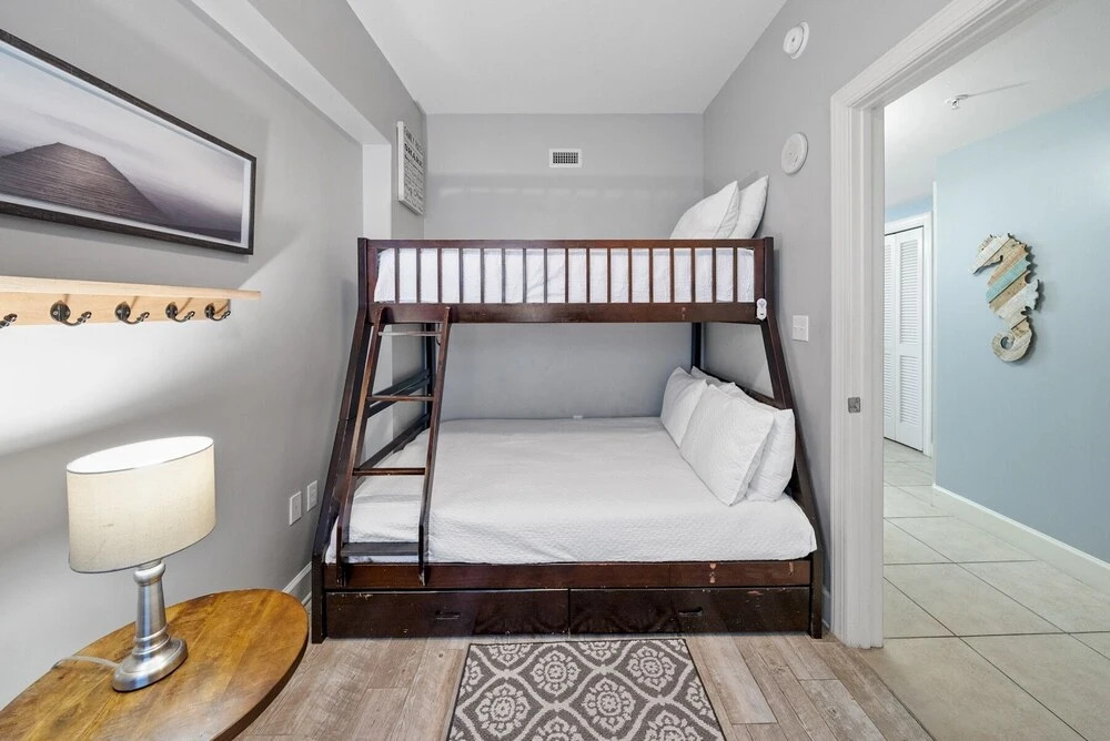 Sea-horsey 3 Bedroom Condo by RedAwning