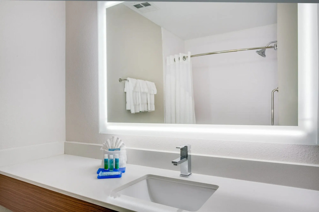 Holiday Inn Express & Suites. by IHG