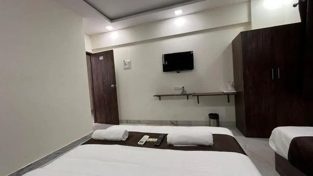 Hotel Plaza Rooms - Prabhadevi Dadar