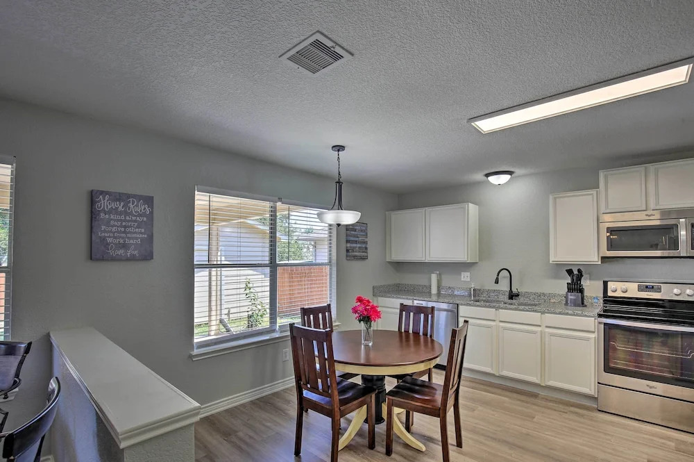 Spacious San Antonio Home ~ 9 Miles to Usta!