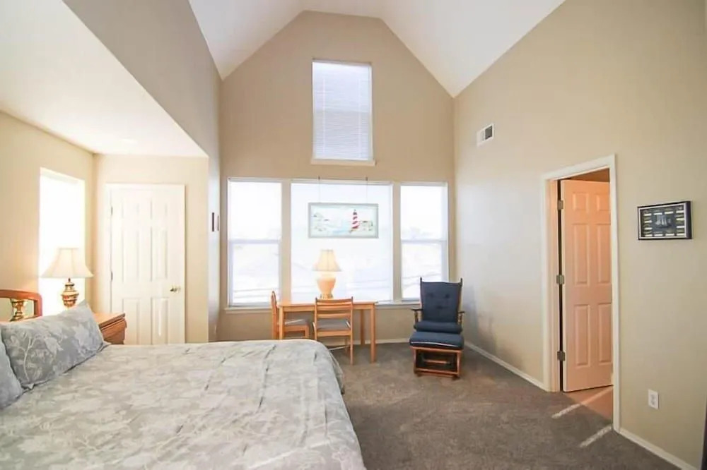 Cozy Gathering Space and Sparkling Amenities - Charming Seaside Haven