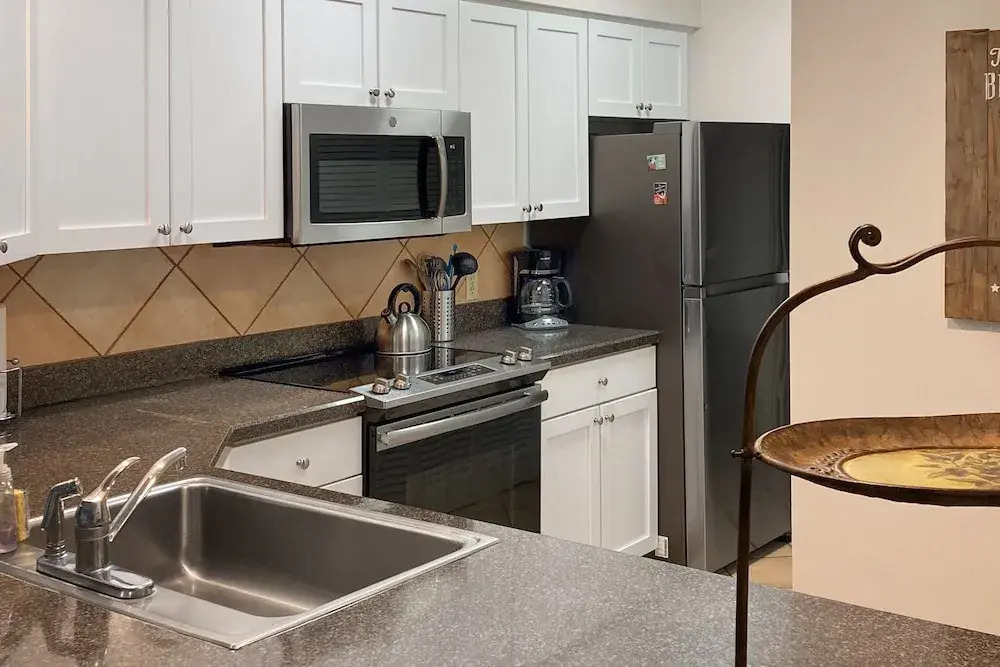 2-story Condo With On-site Pool, Private Patio, & W/D - Near Beach/golf