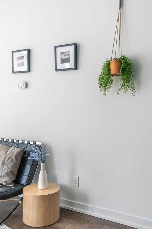 Stylish and Bright 1BR Condo King West