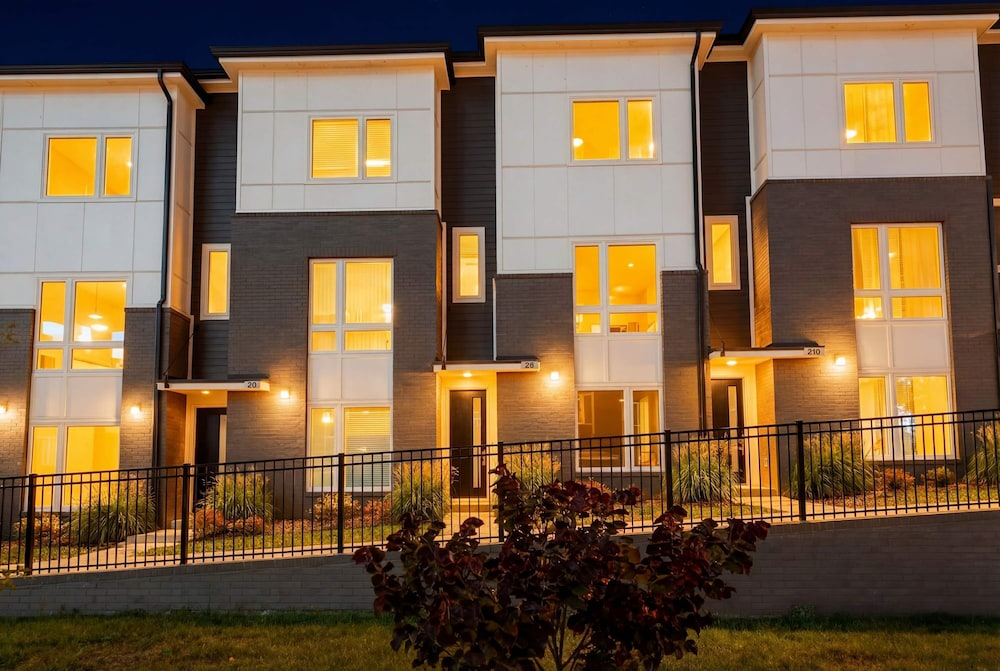 King Suites 3BR Retreat 2-car Garage East Nashville
