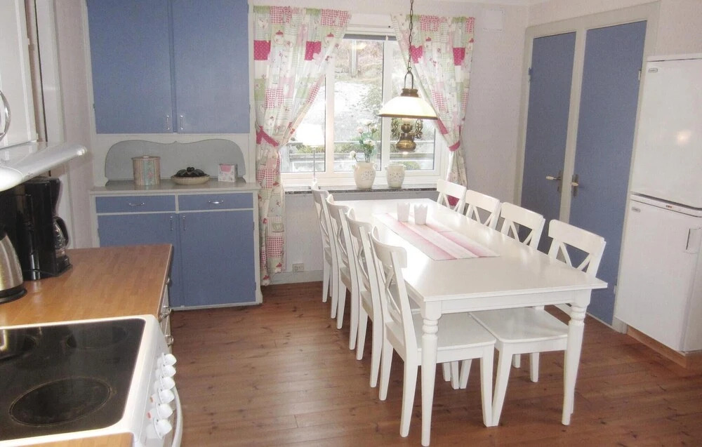 Beautiful Apartment in Kungshamn With 3 Bedrooms and Wifi