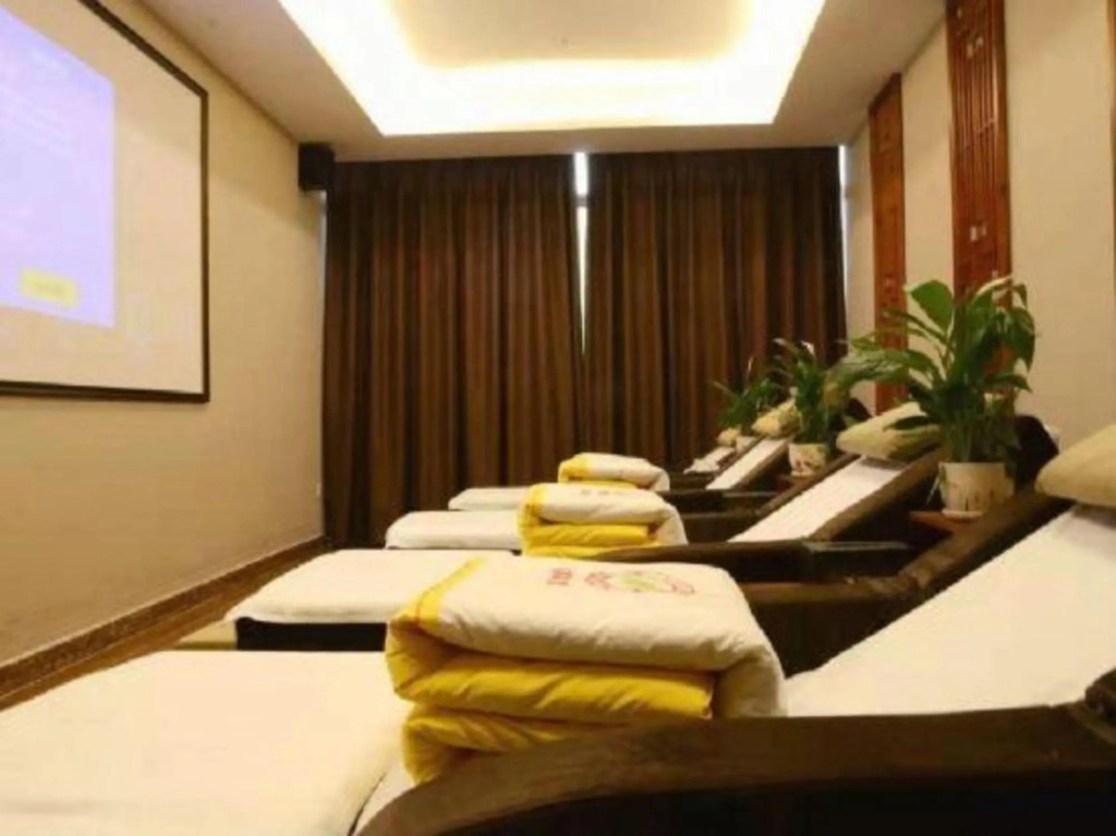 AiLinHotel (Sanya Bay Light Rail Station)