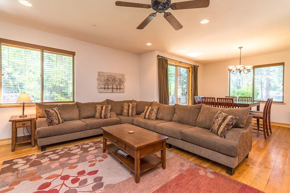 Large 4br W/ Pool, Fenced Backyard - Bike To Beach 4 Bedroom Home