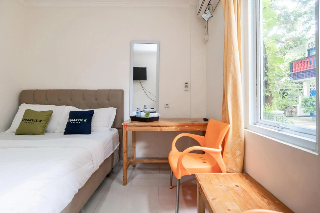 RedDoorz Plus near UPN Veteran Jakarta