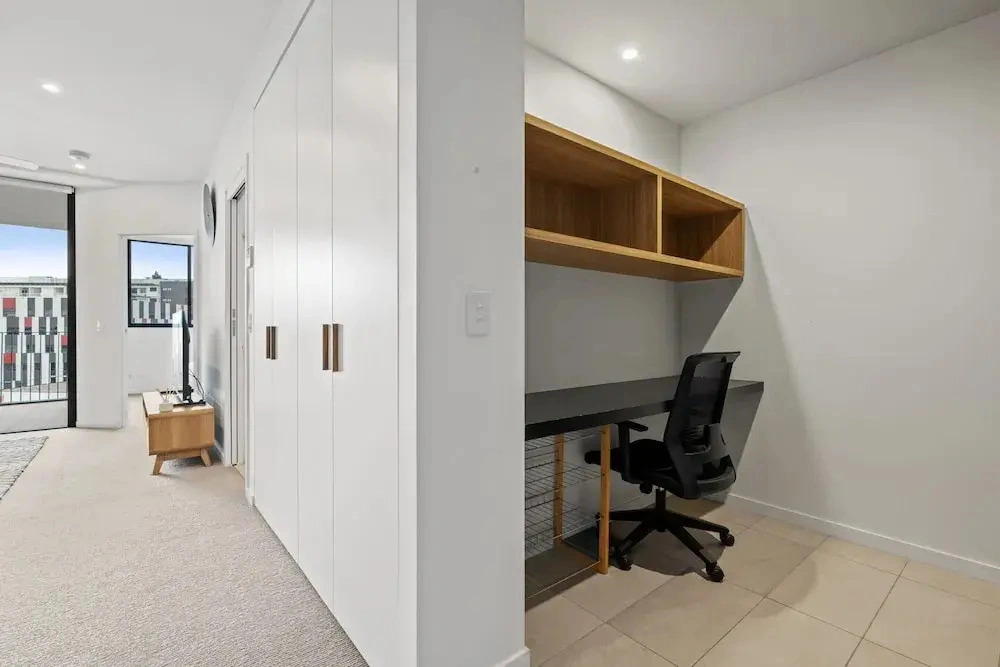 Spacious West End Apartment With Pool & BBQ Access