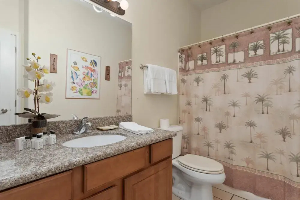 Two Bedroom Condo - Short Walk to the Beach