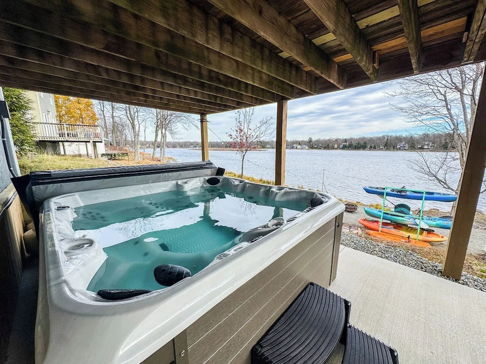 Lakefront, Hot Tub, Kayaks, Firepit, Pool Table