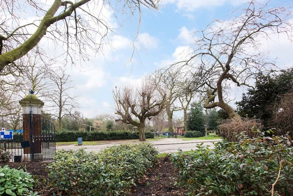 Modern Bright Flat on Victoria Park