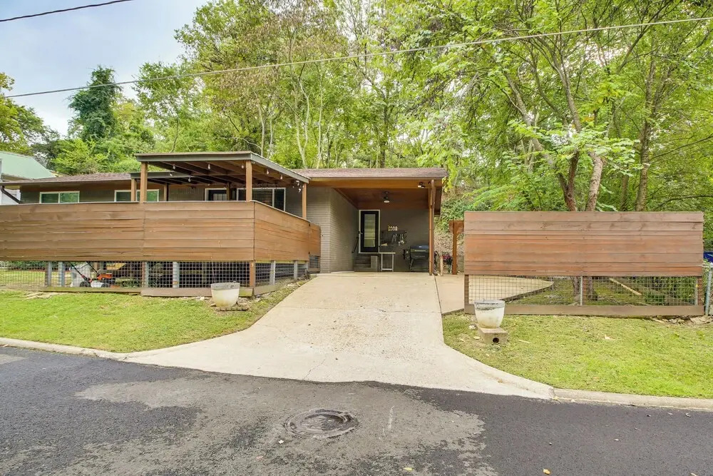 Walk to Bathhouse Row: Dog-friendly Home!