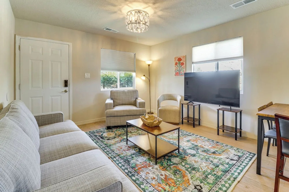 2 Mi to Old Town Abq! Cozy Desert Retreat