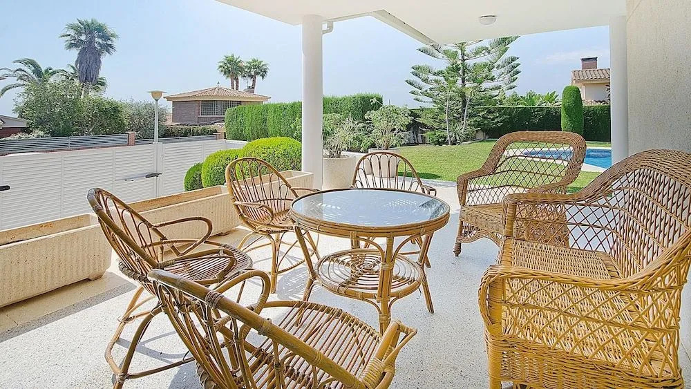 R11 Casa Blanca con gran jardin y piscina