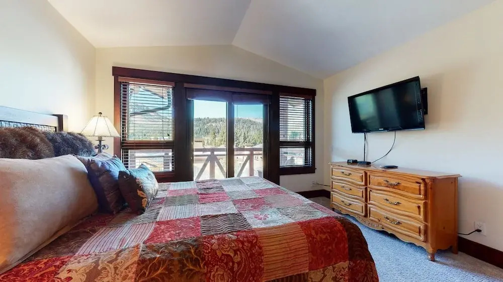 Juniper Crest 7 Private Hot Tub, 2 Car Garage, BBQ, Walk to the Lifts and Mountain Views by RedAwning