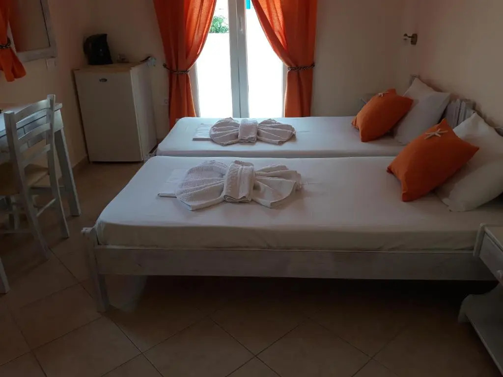 Elenis Rooms
