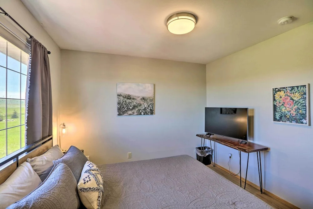 Red Lodge Townhome w/ Hot Tub & Mountain Views!