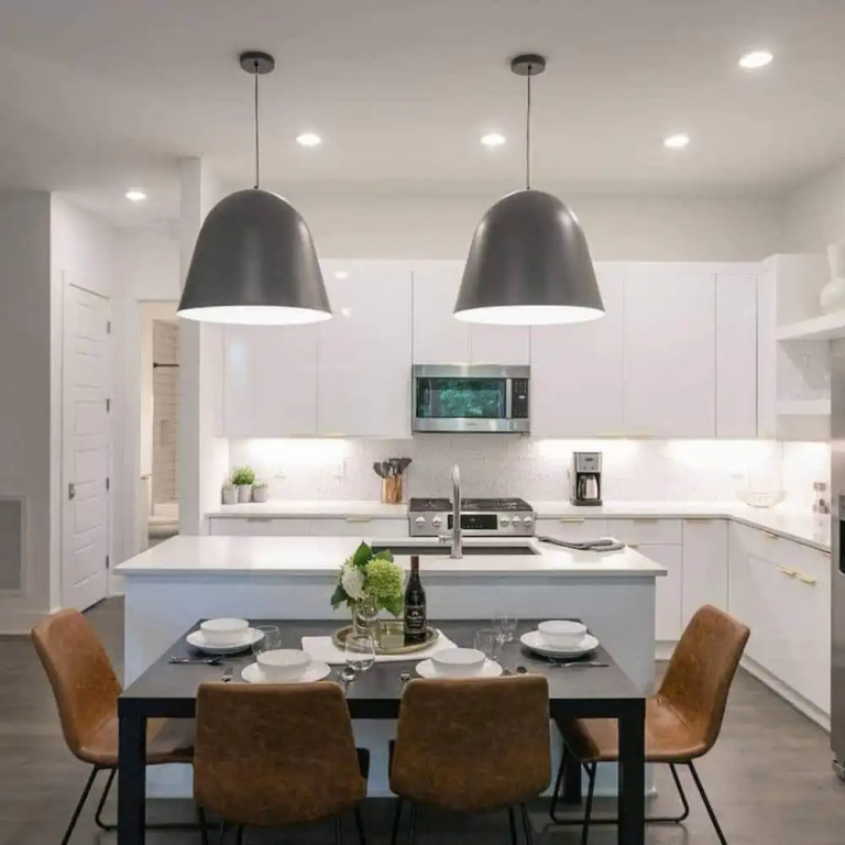 Spacious 4BR Minutes From Broadway- Sleeps 14