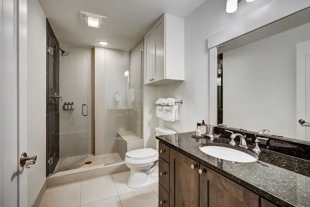 Spacious 4 Bedroom  Steps From Winter Activities Condo by RedAwning