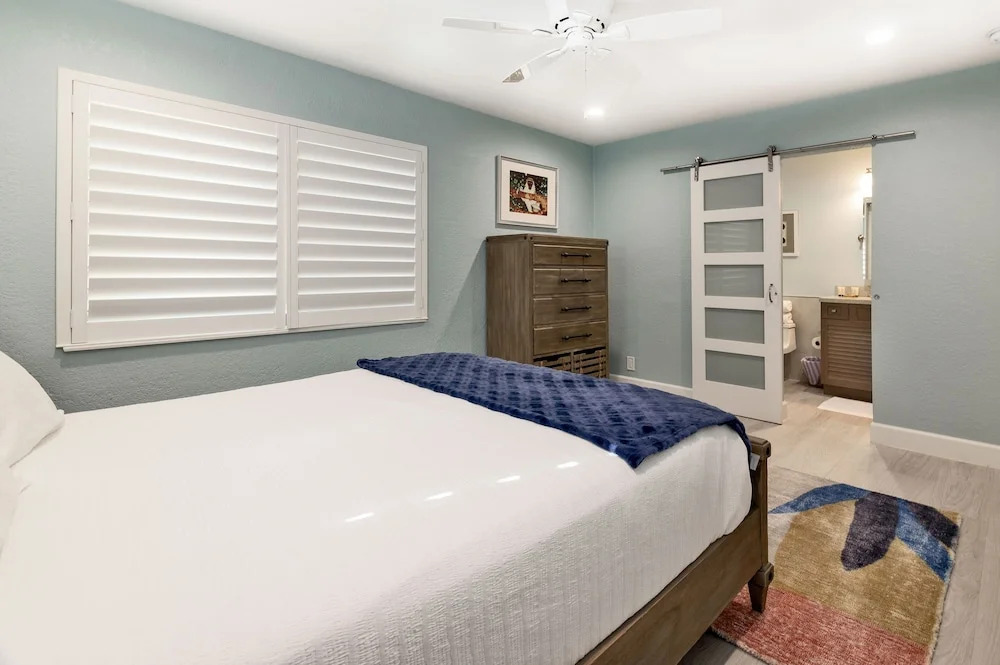 Luxe Waterfront : Pool, Boat Dock, Near Beach 4 Bedroom Home