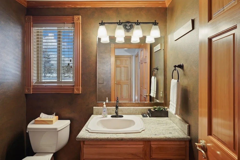 2 Sarazen Home with Hot Tub and BBQ on the Deck, Close to Woodlands Golf Course by RedAwning