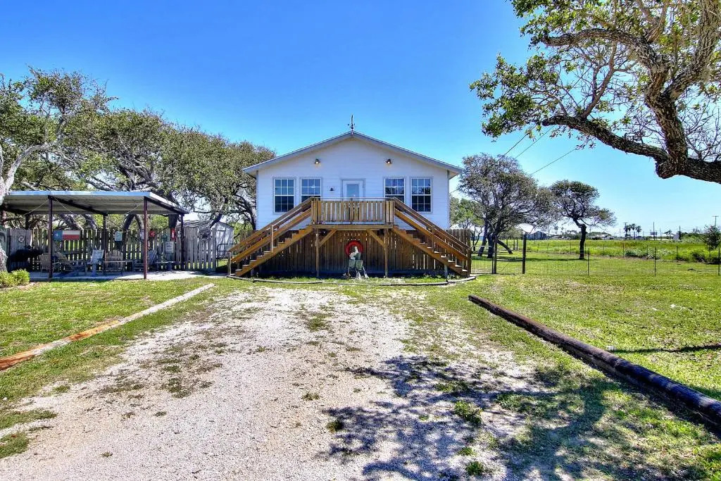 Fantasy Oaks Lodge 4 Bedroom Home by RedAwning