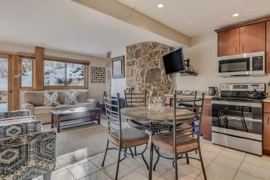 Laurelwood Condominiums Studio Premier Unit 301