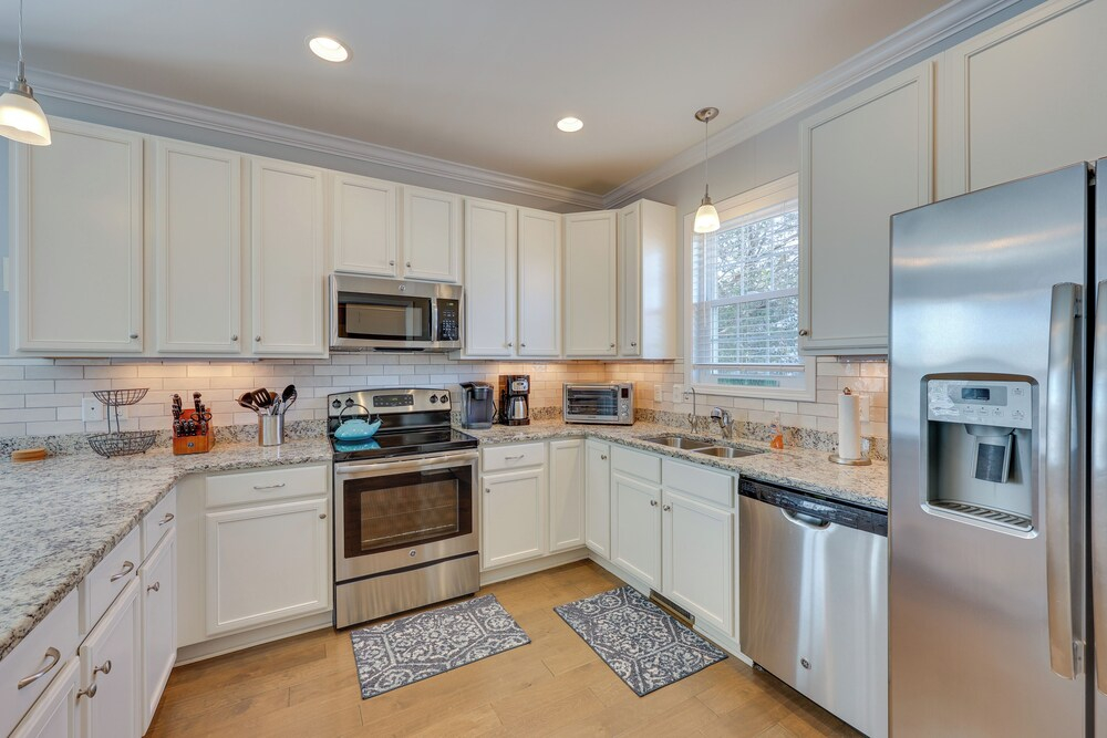 Townhome w/ 2 Decks: Walk to Ocean!