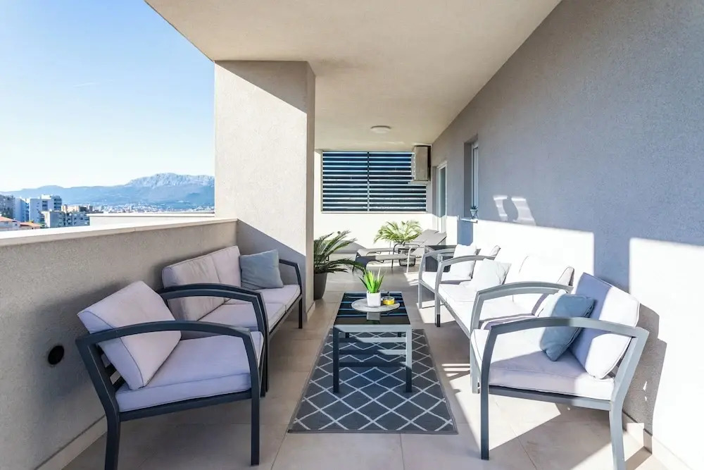 Luxury Modern Penthouse w Jacuzzi & Huge Terrace