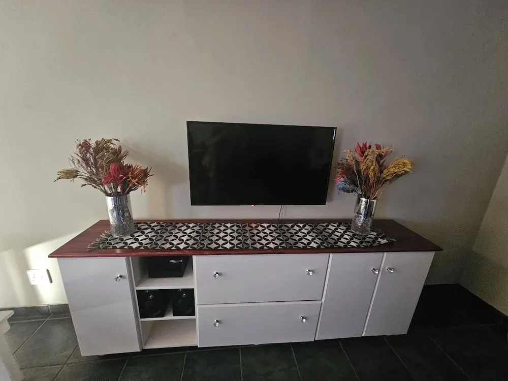 Amberdale Estate Self Catering - Twin rooms with shared external bathroom and lounge