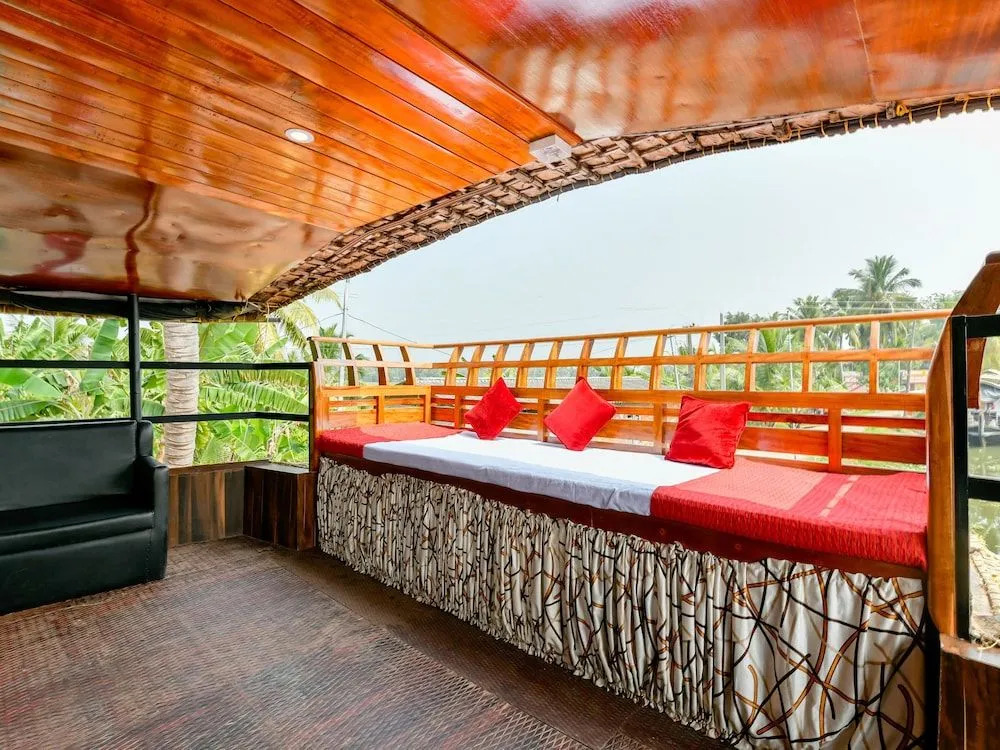 Oyo 24920 Indraprastha Royal Castle Sharing Houseboat