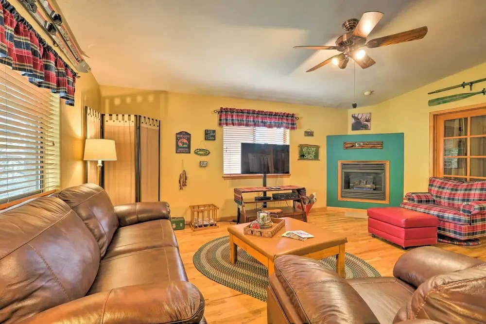 Rustic Cabin w/ Deck ~ 4 Mi to Old Town Flagstaff!