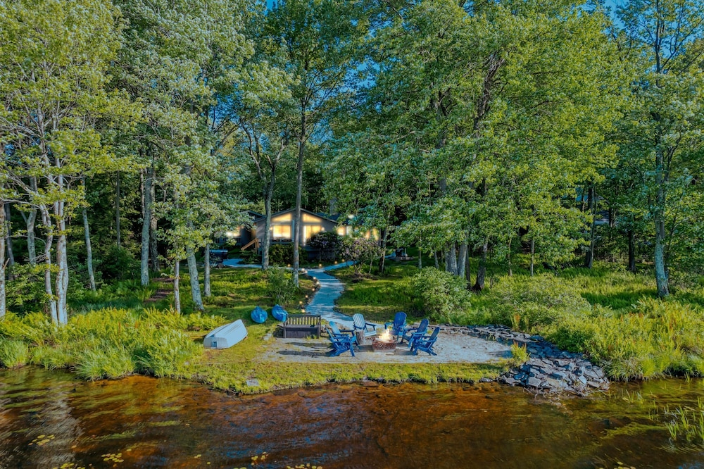Lakefront Poconos Retreat w Hot Tub Dog Friendly