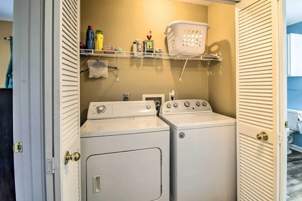 5 Mi to Beach: Gulf Shores Condo w/ Perks!