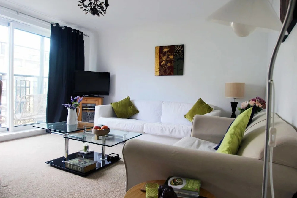 1 Bedroom Apartment With Views of the Docklands in Stepney
