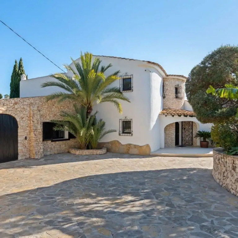 Huswell - Relax in luxury at this stunning seaside Villa