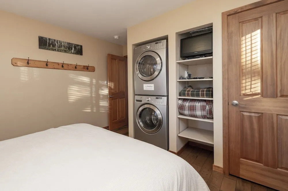 Hi Country Haus - 10-18... 2 Bedroom Condo by RedAwning