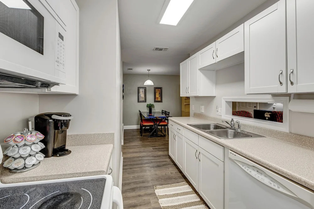 Charming Tallahassee Townhouse ~ 3 Mi to Fsu!