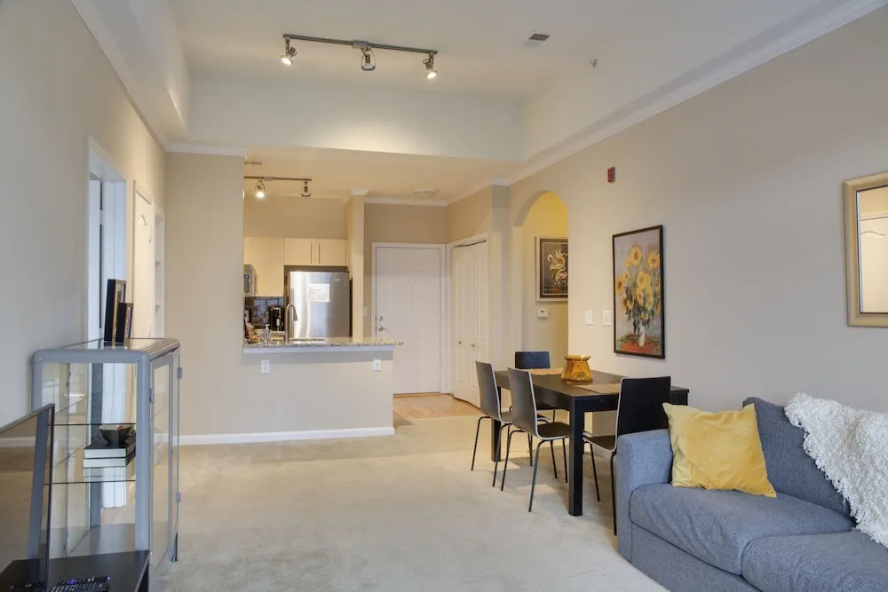 Southend 2 BR Apt near Stadium by Frontdesk