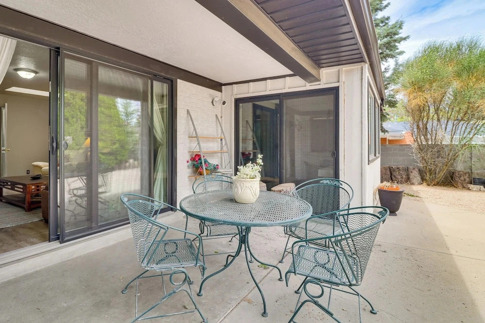 Walk to Unm! Quiet Extended Escape w/ Patio