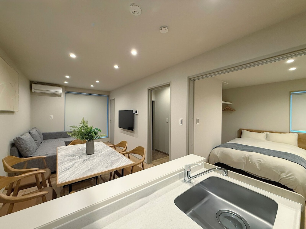 THE SAKAI SUITE by b hotel - New Spacious Apartments