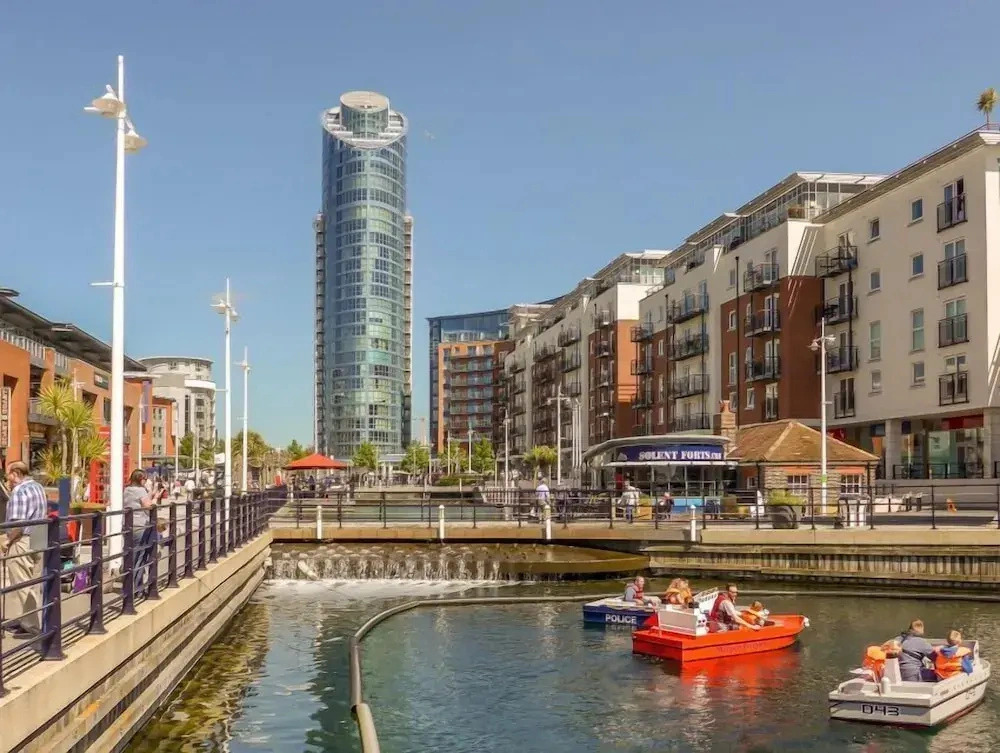 Gunwharf Quays Cozy Central Apartment