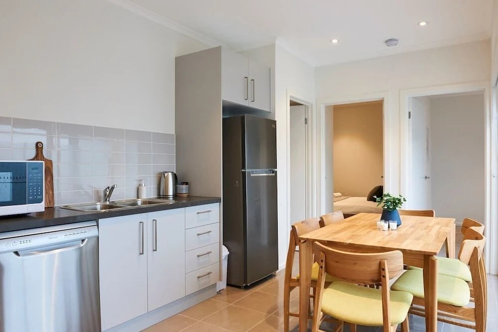 Open and Flowy 1 Bedroom Apartment in Chadstone